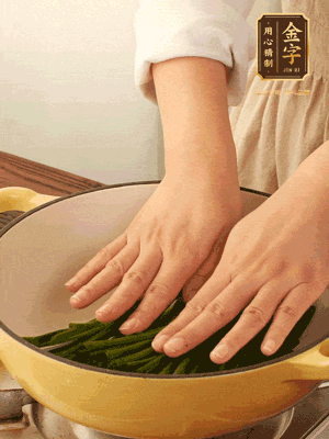 小蔥鋪在底部，放上生姜