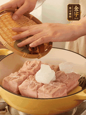 五花肉皮朝下，桂皮、八角、香葉、冰糖、生抽、花雕酒