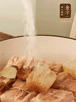 加水沒過，大火煮開轉(zhuǎn)小火慢燉2小時，煮到收汁