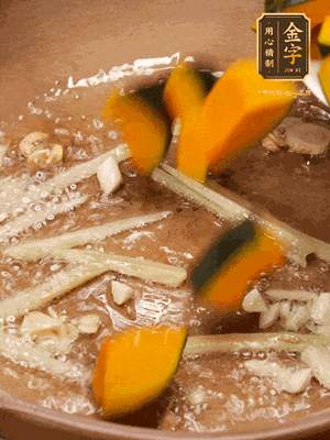 砂鍋倒一層底油，蒜粒、姜絲炒香后，再下南瓜翻炒30秒