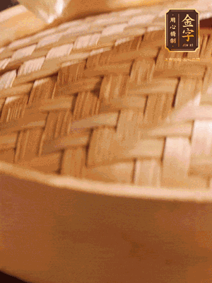 將香腸、醬油肉、臘肉放入蒸容蒸20分鐘