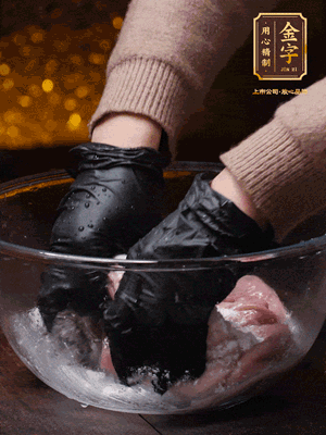 豬肚放入面粉、鹽、白酒，反復(fù)揉搓（重復(fù)3遍），洗掉表面的黏液。再把豬肚翻過來，剪去油脂，一樣反復(fù)揉搓干凈