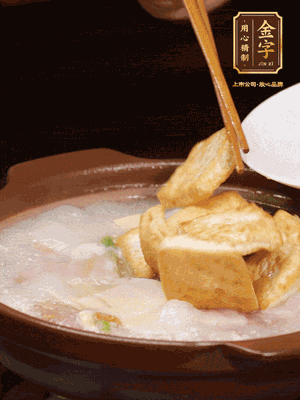 倒入開水大火煮開，轉(zhuǎn)中小火放咸肉，放一點(diǎn)點(diǎn)糖、味精慢燉10分鐘
