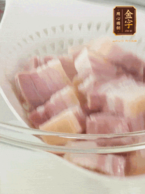 金字淡咸肉、排骨分別加料酒、蔥、姜冷水下鍋焯水，水開撇去浮沫撈出。