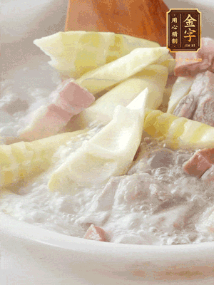 開蓋后放春筍，小火慢篤20分鐘左右，出鍋后盛出。