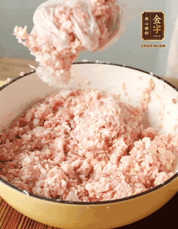 肉丁、咸肉丁、一丟丟鹽、料酒拌勻，反復(fù)摔打上勁。接著加入1兩蔥姜水，反復(fù)拌勻摔打上勁。前后共加3遍。3遍后筍丁，接著反復(fù)摔打上勁。最后加入1個(gè)蛋清、3茶匙生粉拌勻摔打上勁