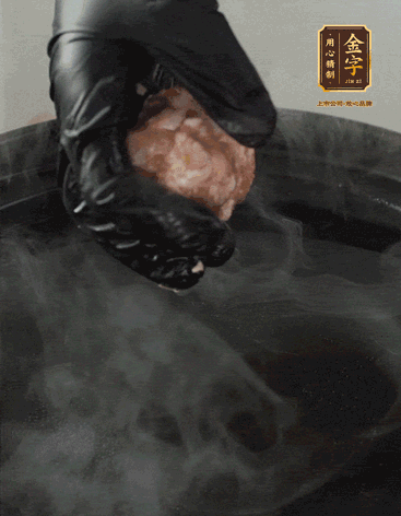 獅子頭摔打至圓潤(rùn)牢固，等水煮開(kāi)后，放獅子頭