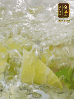 春筍沿著外皮豎著淺劃一刀，剝下外殼，切掉尾部的老根，切滾刀塊。簡單焯水去澀味。