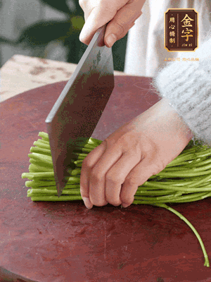 正嫩的藜蒿，掐頭去除根部，切小段