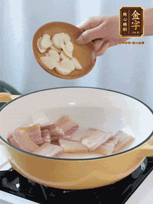 熱油下咸肉煸出香味，加蒜片、毛豆翻炒均勻