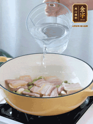 倒入熱水，加絲瓜、腐竹