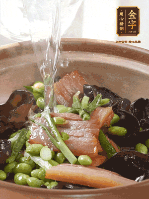 轉(zhuǎn)入砂鍋，加入開(kāi)水、百葉結(jié)燉煮10分鐘