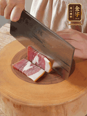 金字火腿切片，溫水浸泡5分鐘。