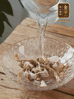 筍干提前泡發(fā)1晚切段，冬瓜去皮切塊。