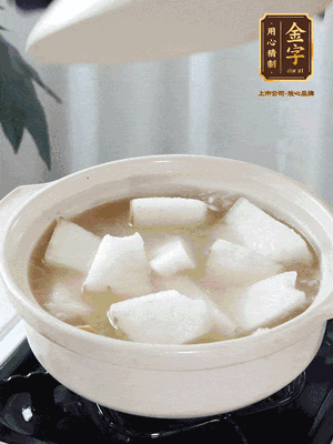 最后下冬瓜繼續(xù)燉煮10分鐘，撒上蔥花點(diǎn)綴。