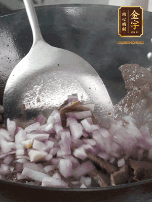 橄欖油熱鍋，牛肉丁炒至焦香狀態(tài)，下洋蔥丁翻炒出香味