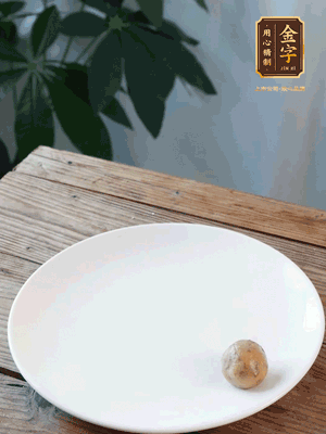 做水油皮、油酥 將油皮材料放入料盆中，加100ml水?dāng)嚢璩裳┗ㄆ瑺?。在案板上反?fù)揉搓成有一定筋度的光潔面團(tuán)，搓成14個團(tuán)子。
