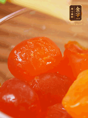 咸蛋黃噴白酒，170℃烤10分鐘。打碎過篩