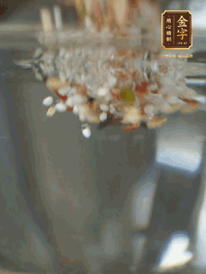 雜糧提前浸泡6小時，洗凈后下砂鍋