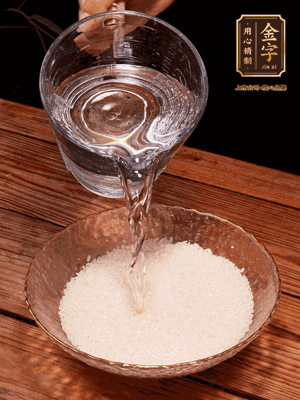 大米提前浸泡30分鐘。干香菇泡發(fā)切成條；蝦米提前浸泡2小時