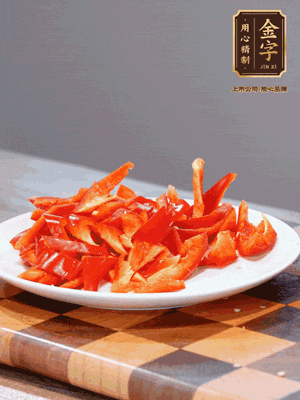 藕帶洗凈，斜切成小段備用、姜切絲、蒜切片、辣椒斜切，再切少許蒜