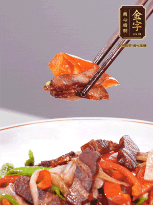 下藕帶、青紅辣椒翻炒均勻