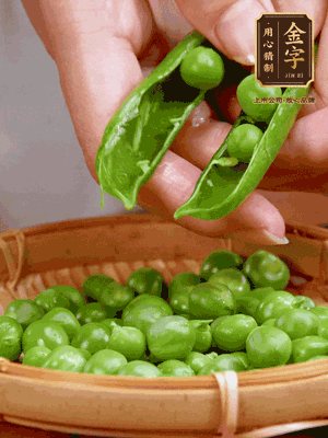 甜豆去殼，剝出甜豆米。百合小心剝成片。