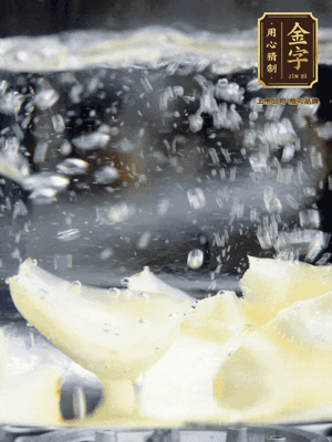 燒開一鍋水，甜豆米、百合燙10秒