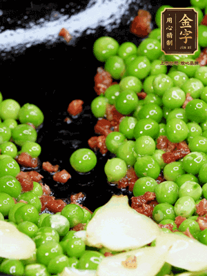 鍋內(nèi)少許油，下火腿煸香，再下甜豆米、百合翻炒，少許鹽、一點(diǎn)水煮到收干