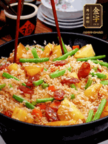 加水，沒過大部分食材。把瀝干水分的米飯均勻地鋪在上面，筷子戳幾個(gè)洞