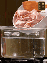 麻鴨切塊，冷水下鍋，加蔥姜、料酒焯水。撈出溫水洗凈