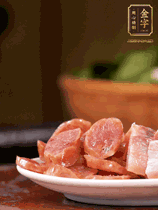 金字咸肉、金字香腸煮熟。咸肉切條、香腸切片備用。