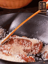 咸肉香腸下鍋煸出油脂香味，倒入洗凈的大米攪拌