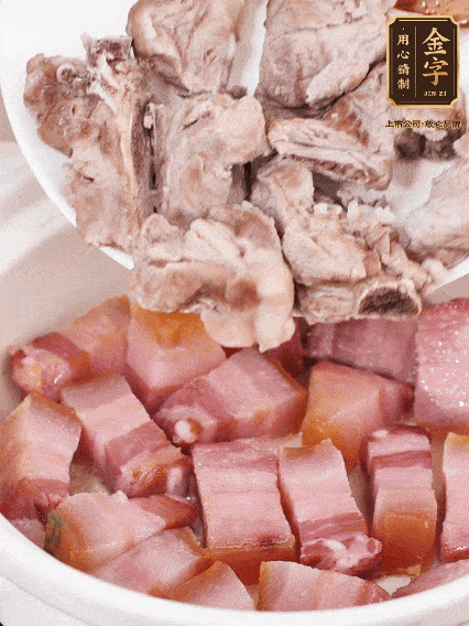 倒入開水燉煮，大火燒開后轉(zhuǎn)小火