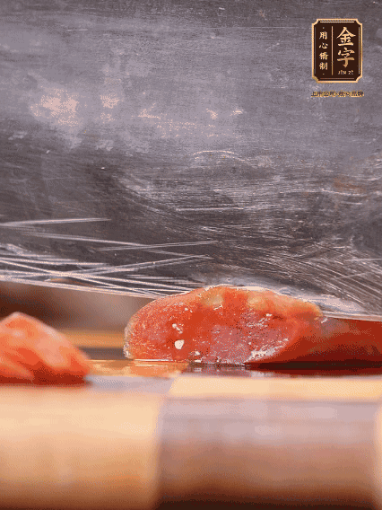 臘腸蒸熟，切片備用