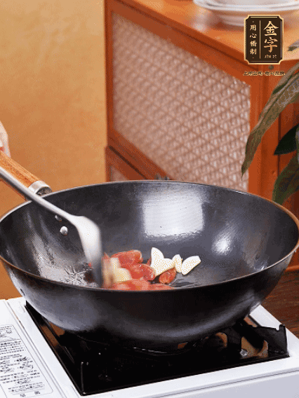 熱油，香腸微微煸出香味，加蒜片、小米辣