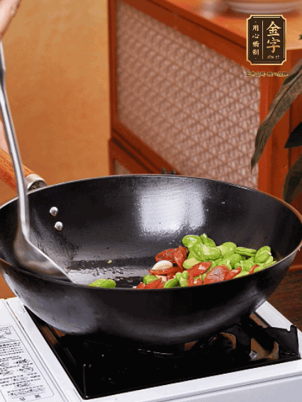 再放入蠶豆翻炒，加一點點醬油調(diào)味