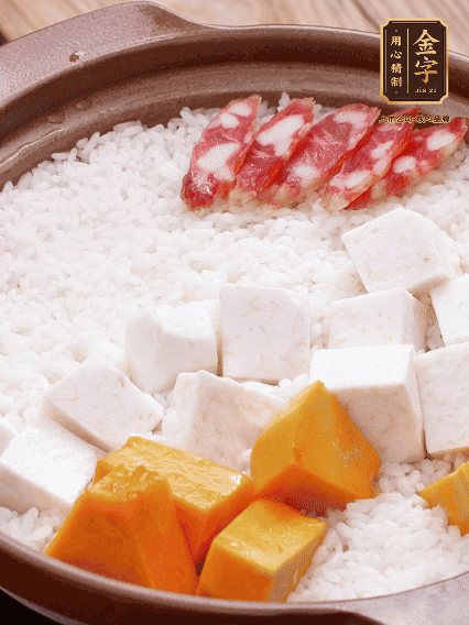 砂鍋涂油，放入泡好的大米。鋪上芋頭、南瓜，倒入開水剛好沒過，中火煮到水收干