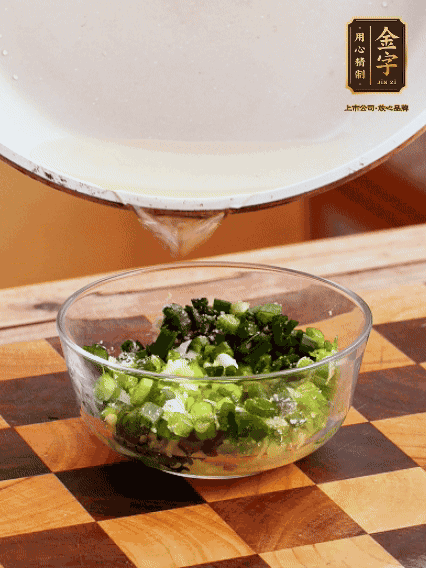 姜末、蔥末加鹽，潑熱油做成蔥姜醬