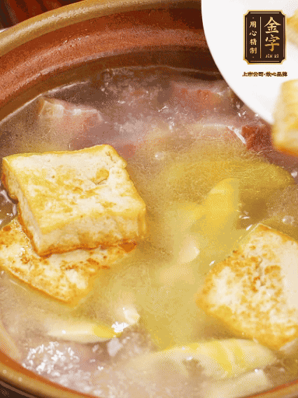 再放豆腐燉煮10分鐘，加豆瓣繼續(xù)煮2分鐘