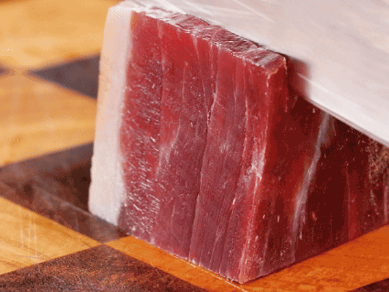 金字火腿去皮切片，溫水浸泡5分鐘