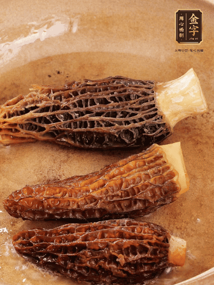 少許油，新鮮羊肚菌煎香