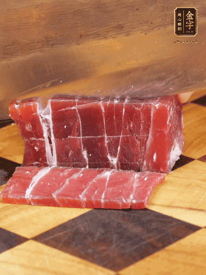 金字飄香火腿塊切片，溫水浸泡5分鐘