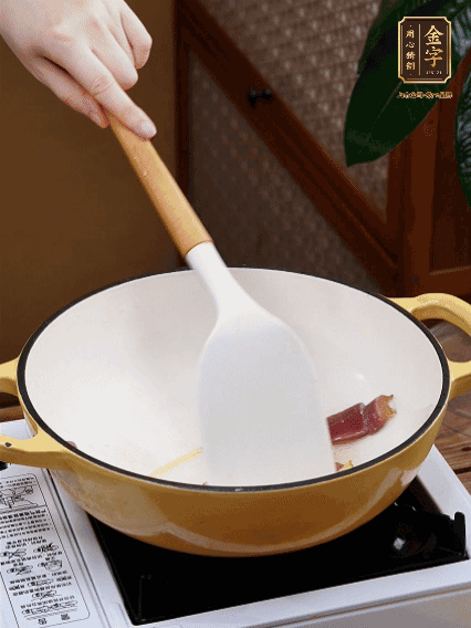 油熱，姜絲、火腿微微煸出香味