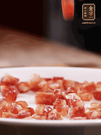 金字迷你小香腸切小段，煎出肉香