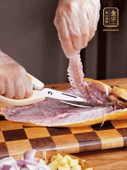 黃魚處理干凈，對半片開去骨，泡入蔥姜水、料酒、鹽調(diào)成的料汁中浸泡15分鐘，擦干水分