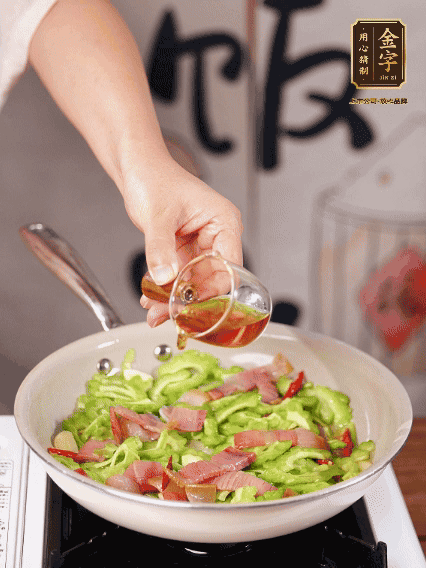 淋一圈料酒，少許糖調(diào)味