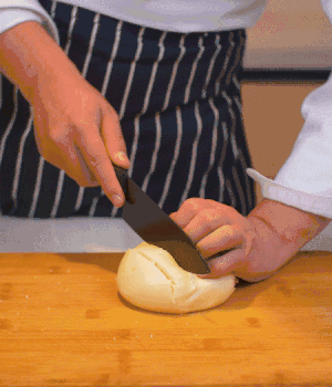 饅頭表面切出1cm左右的網格。