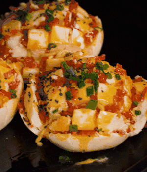 灑適量小蔥和黑芝麻，放入預熱的烤箱180度15分鐘。