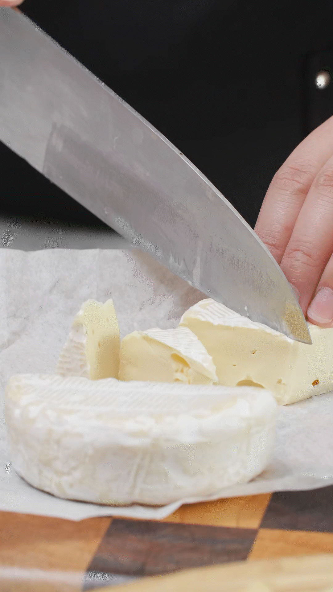 ①布里奶酪切塊、蘇打餅干掰成合適大小